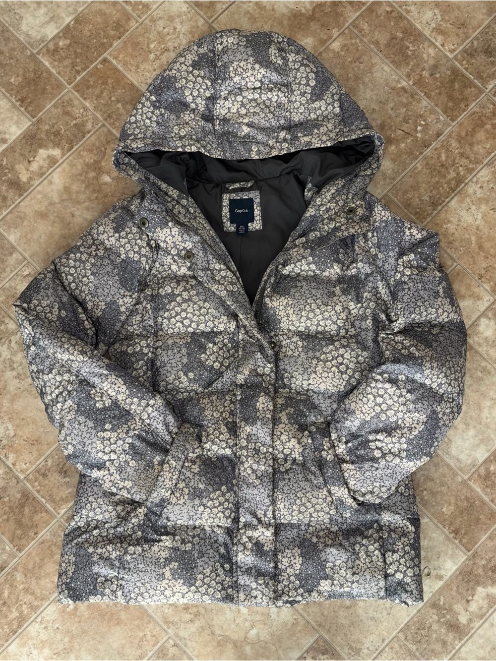 Girls GAP Hooded Floral-Print Puffer Jacket in Gray and Cream
